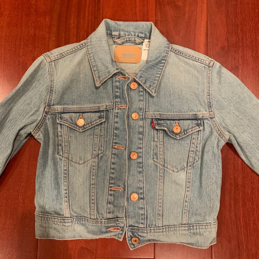 Levi’s Cropped Trucker Jacket